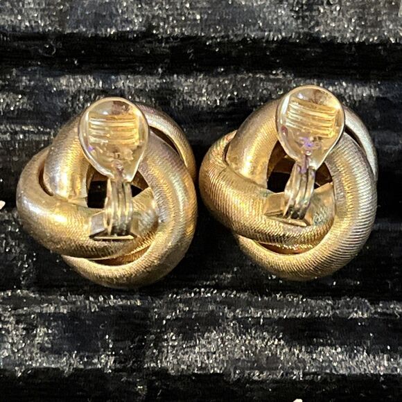 Vintage Monet Signed Brushed Goldtone Love Knot Clip On Earrings Elegant - Picture 4 of 7